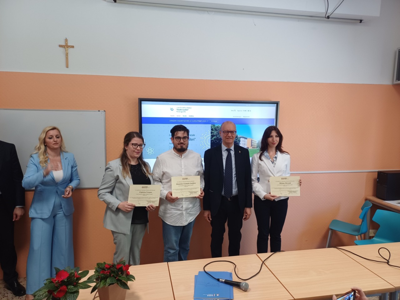 Visita del ministro Valditara al Liceo Cavalleri dopo il gesto eroico di tre professori: “Esempi positivi vengano valorizzati nella scuola e nella società”