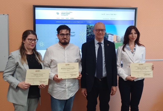 Visita del ministro Valditara al Liceo Cavalleri dopo il gesto eroico di tre professori: “Esempi positivi vengano valorizzati nella scuola e nella società”