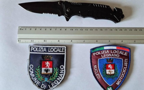 Due persone denunciate per porto di coltello e fuga in monopattino