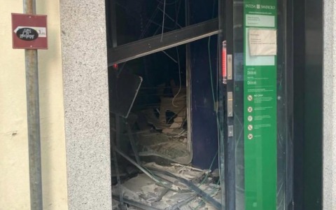 Esplosione nella notte: ignoti fanno saltare il bancomat