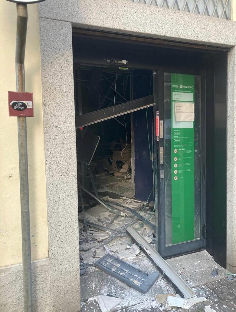 Esplosione nella notte: ignoti fanno saltare il bancomat