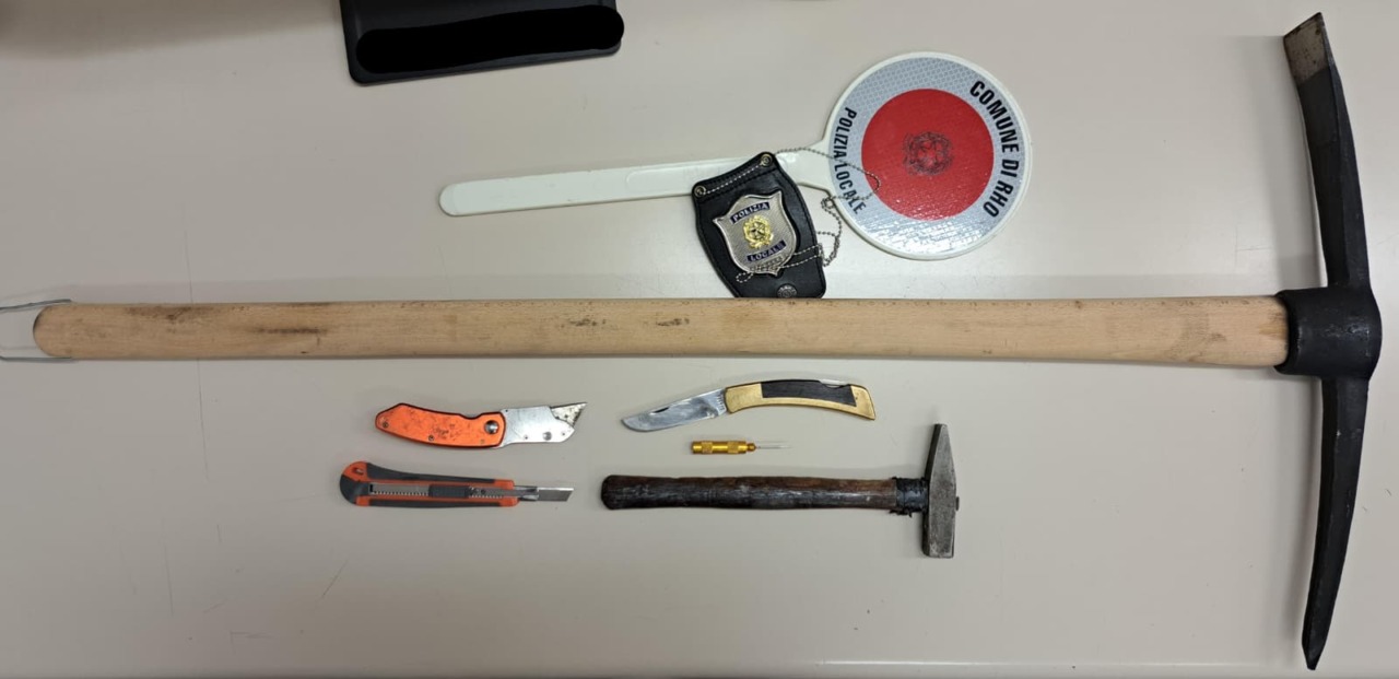 Senza patente ed assicurazione, ma con un arsenale di attrezzi da scasso: denunciato