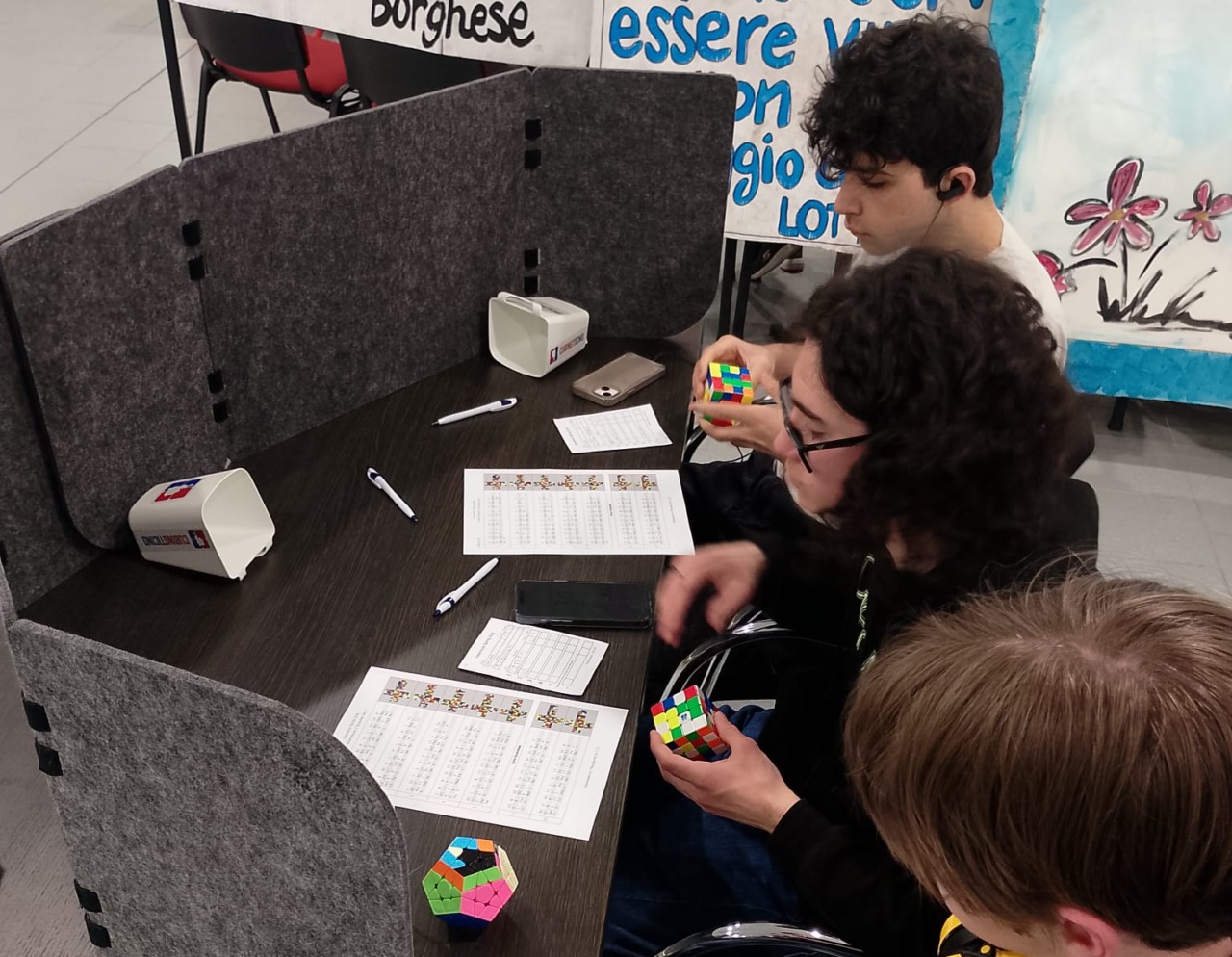 Sessanta giocatori si sono sfidati al cubo di Rubik
