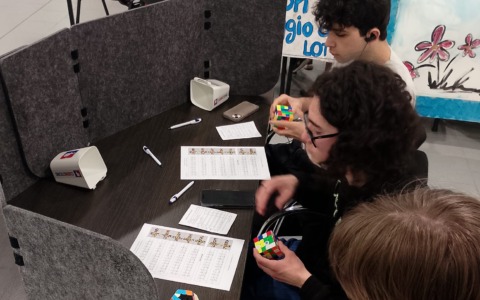 Sessanta giocatori si sono sfidati al cubo di Rubik