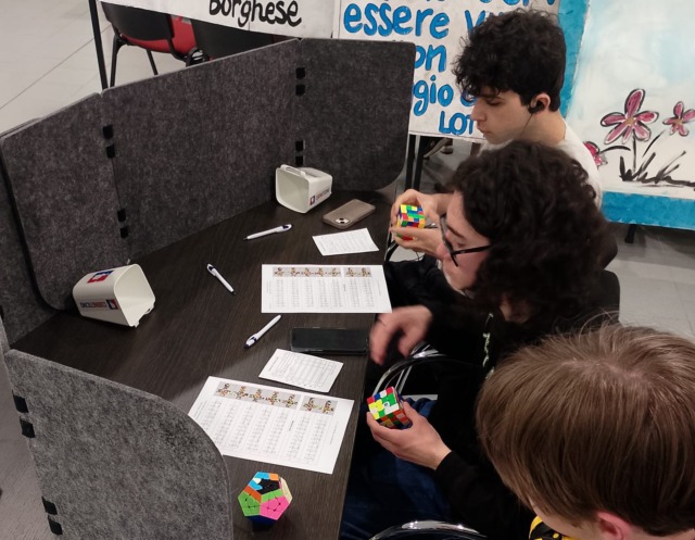 Sessanta giocatori si sono sfidati al cubo di Rubik