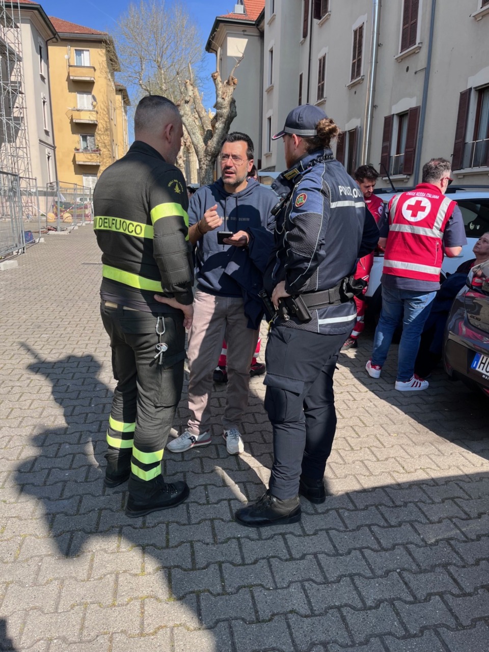 In corso il recupero degli oggetti nella palazzina sgomberata per l'incendio