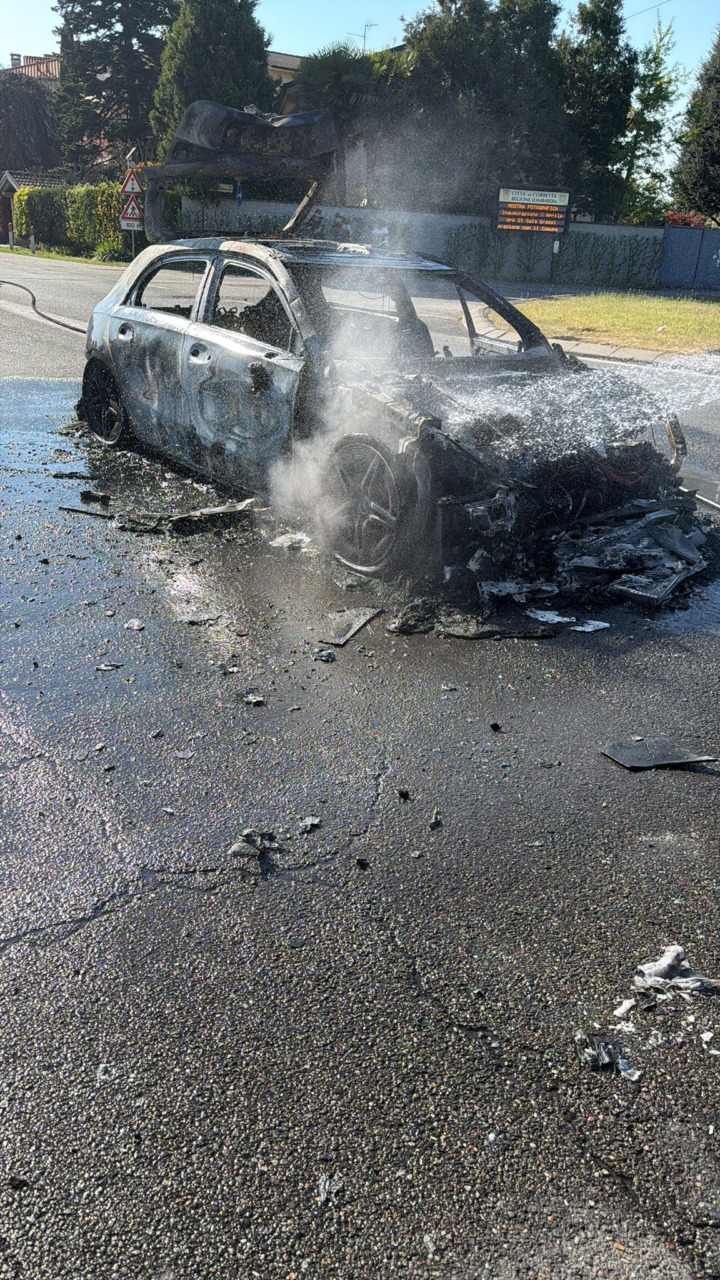 Auto in fiamme in strada: intervengono i Vigili del fuoco