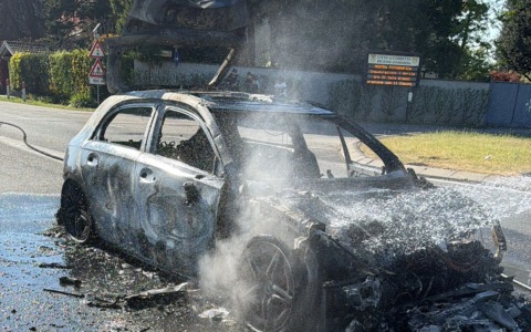 Auto in fiamme in strada: intervengono i Vigili del fuoco