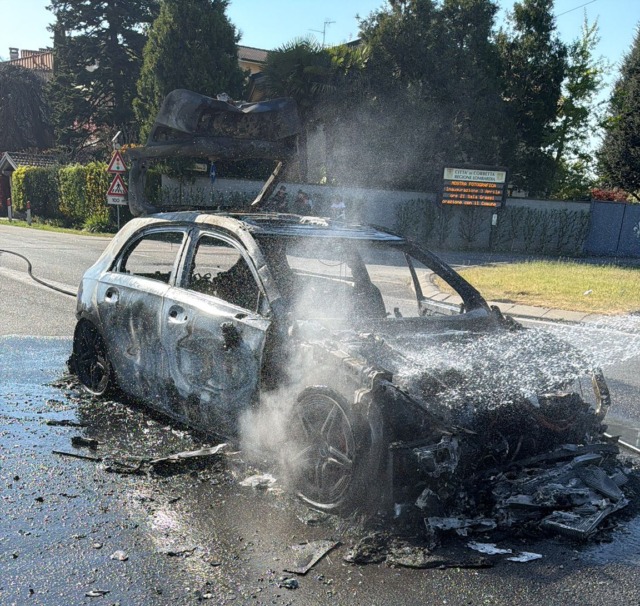 Auto in fiamme in strada: intervengono i Vigili del fuoco