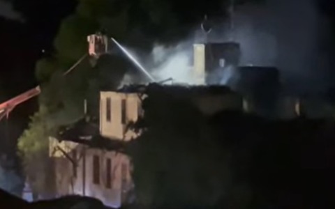 Brucia la storica Villa Sioli: è caccia ai responsabili