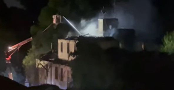 Brucia la storica Villa Sioli: è caccia ai responsabili