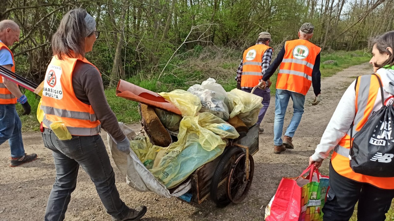 I volontari ripuliscono i Fontanili dalla sporcizia