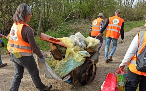 I volontari ripuliscono i Fontanili dalla sporcizia