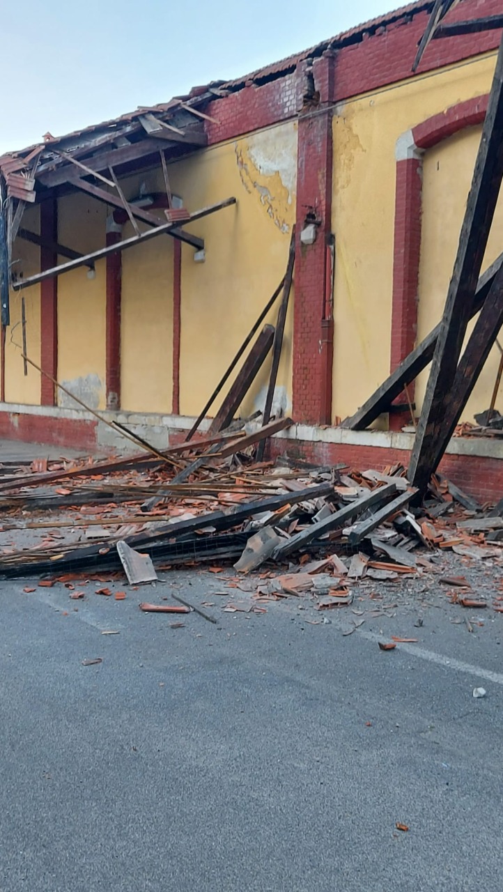 Crollo all'ex magazzino della stazione