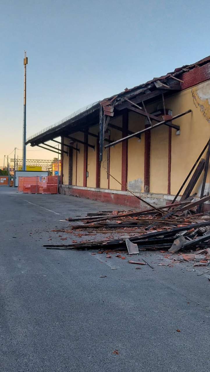 Crollo all'ex magazzino della stazione