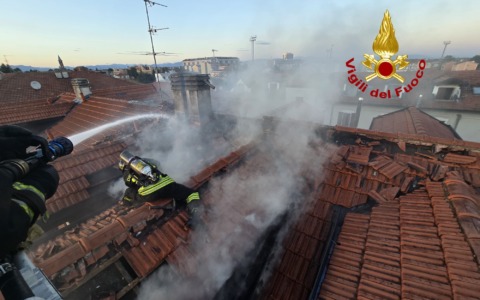 A fuoco il tetto di una palazzina: 30 persone evacuate