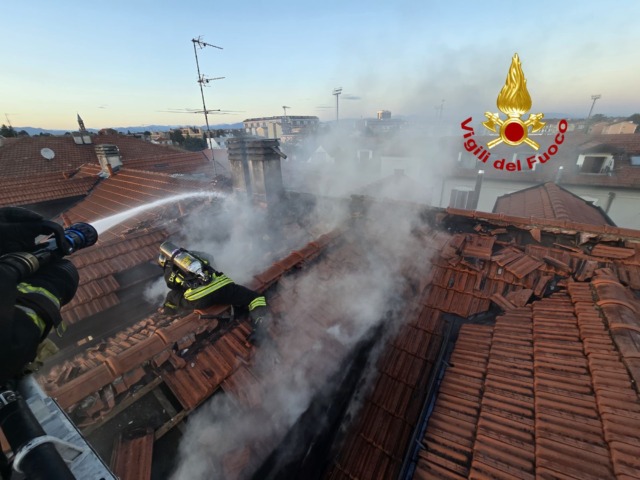 A fuoco il tetto di una palazzina: 30 persone evacuate