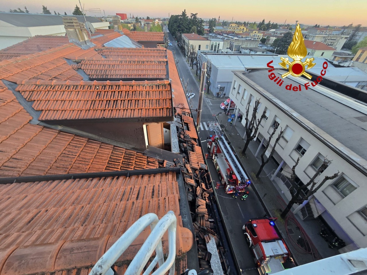 A fuoco il tetto di una palazzina: 30 persone evacuate