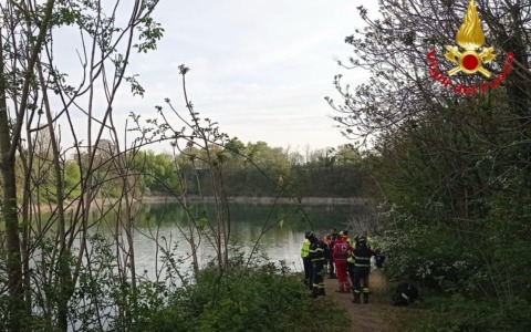 Auto finisce nel laghetto, recuperato un corpo