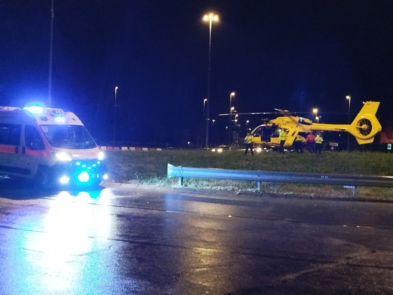 Schianto tra un'auto e uno scooter: 25enne portato all'ospedale in condizioni critiche