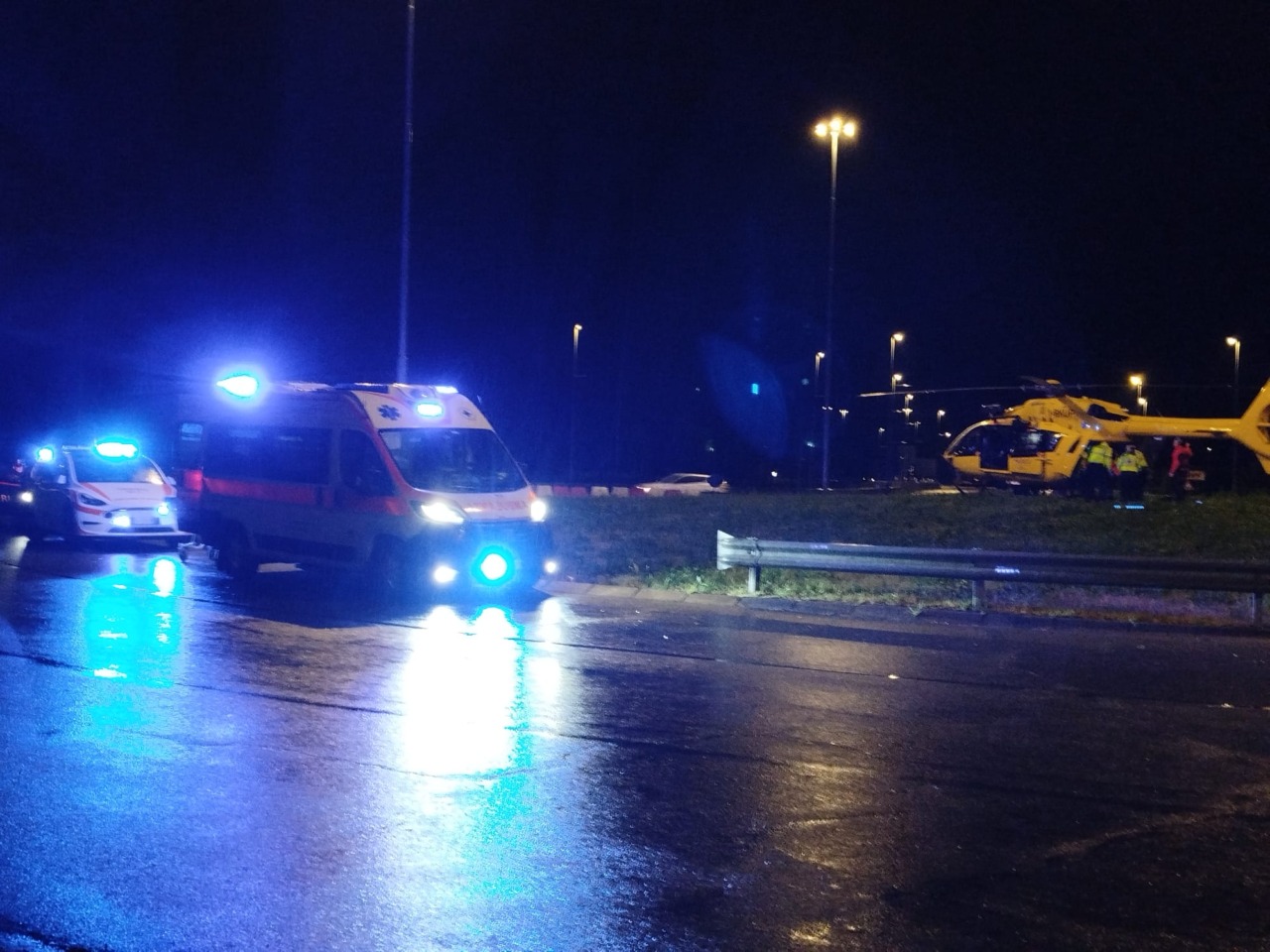 Schianto tra un'auto e uno scooter: 25enne portato all'ospedale in condizioni critiche