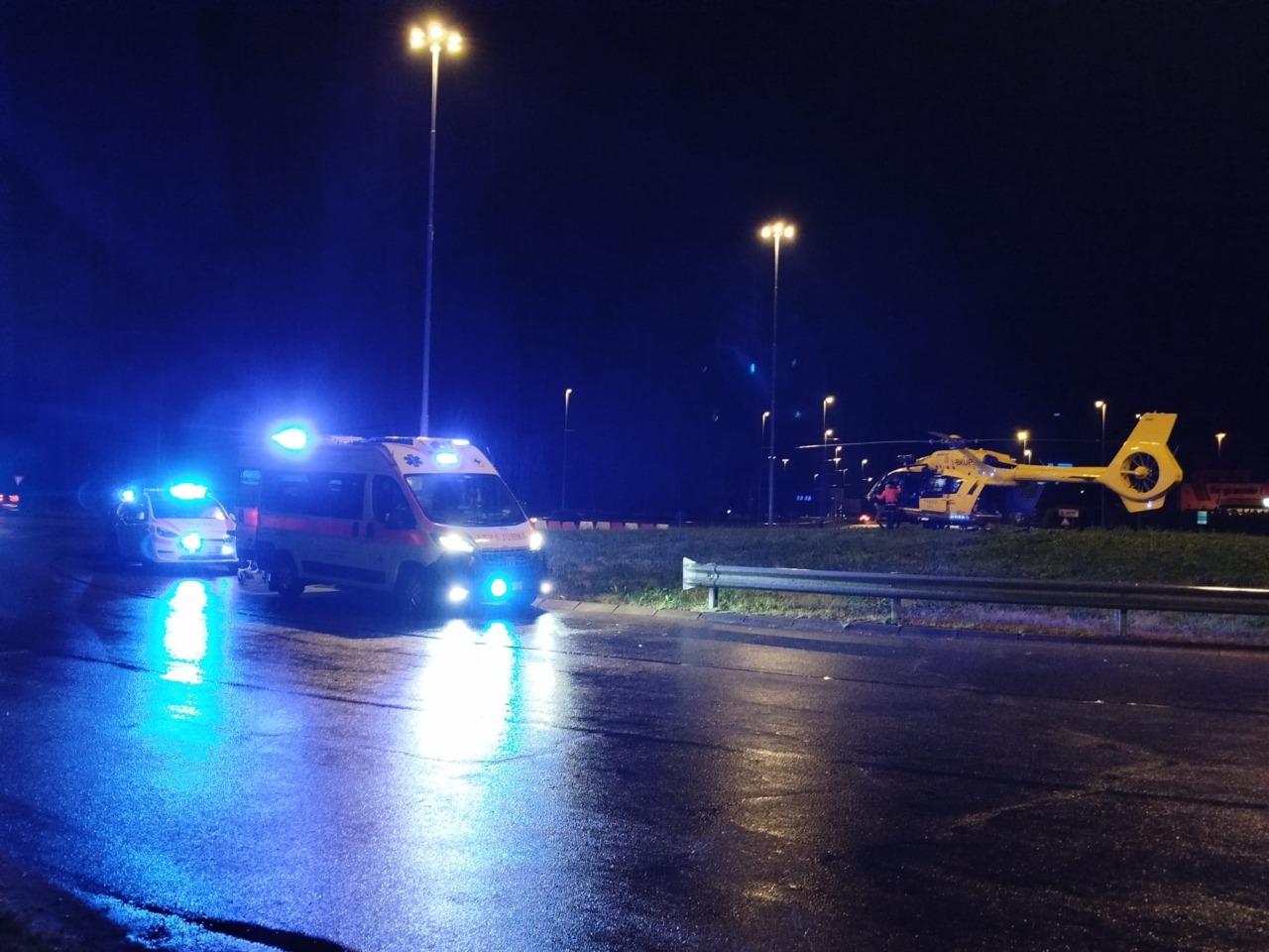 Schianto tra un'auto e uno scooter: 25enne portato all'ospedale in condizioni critiche