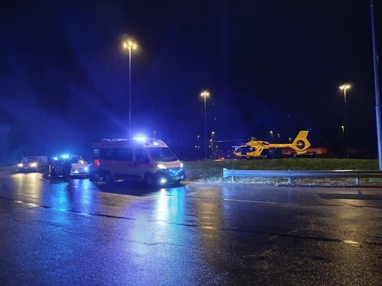 Schianto tra un'auto e uno scooter: 25enne portato all'ospedale in condizioni critiche