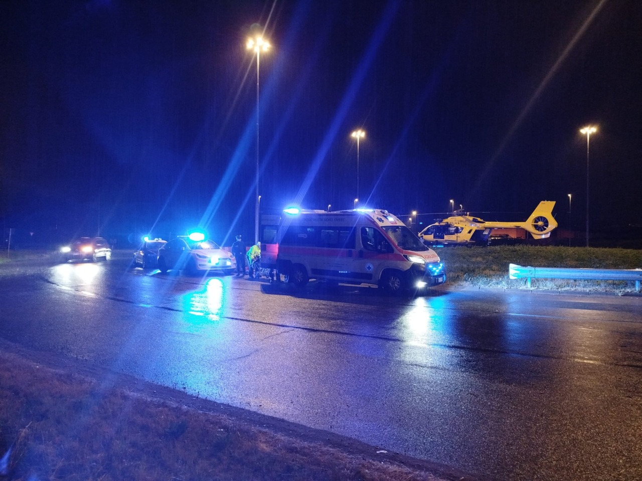 Schianto tra un'auto e uno scooter: 25enne portato all'ospedale in condizioni critiche