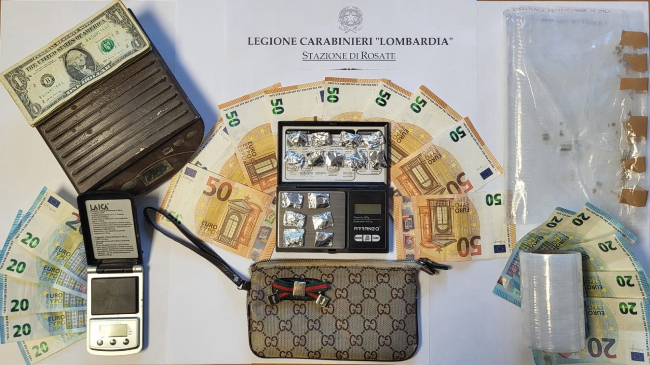 Spacciava davanti al supermercato: arrestato