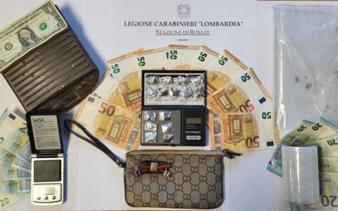 Spacciava davanti al supermercato: arrestato