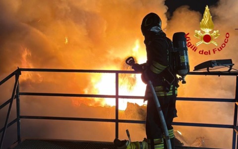 Incendio devastante in un’azienda di smaltimento rifiuti