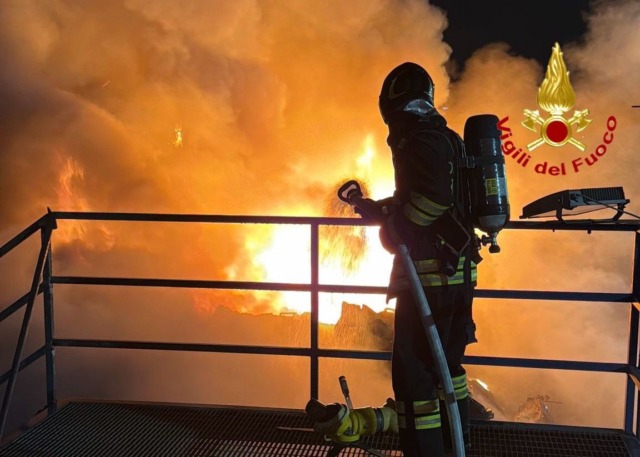 Incendio devastante in un’azienda di smaltimento rifiuti