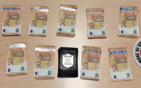 Evaso dai domiciliari e con 8000 euro di banconote false: arrestato dalla Polizia Locale