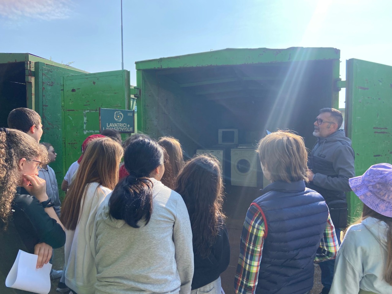 Studenti in visita alla piattaforma ecologica