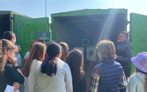 Studenti in visita alla piattaforma ecologica