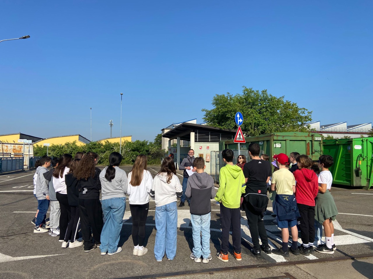 Studenti in visita alla piattaforma ecologica