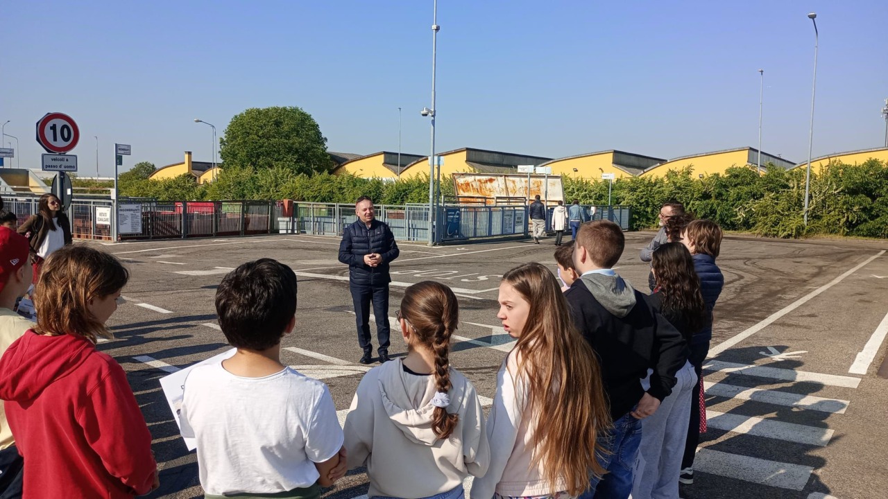 Studenti in visita alla piattaforma ecologica