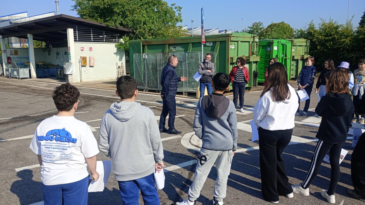 Studenti in visita alla piattaforma ecologica