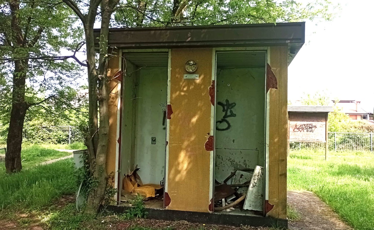 Un bagno pubblico indecente e pericoloso nell’area di via Signorelli