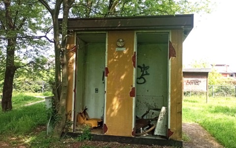 Un bagno pubblico indecente e pericoloso nell’area di via Signorelli