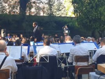 La Filarmonica  bersagliata con gommini ad aria compressa