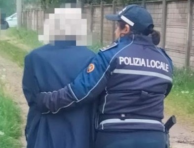 Anziana perde la strada di casa, aiutata dagli agenti di Polizia Locale