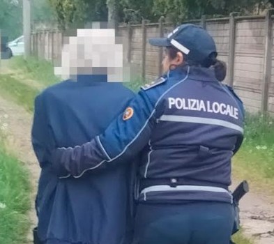 Anziana perde la strada di casa, aiutata dagli agenti di Polizia Locale