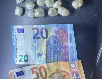 Scappa all’alt e investe un carabiniere, in auto 14 dosi di cocaina