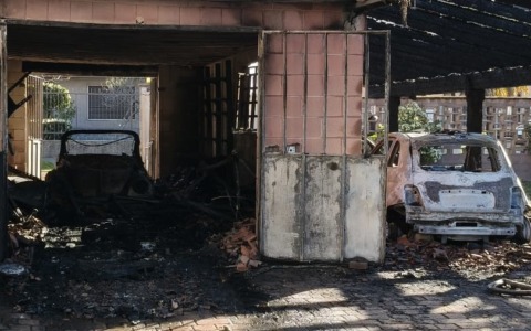 Quattro auto in fiamme all’alba