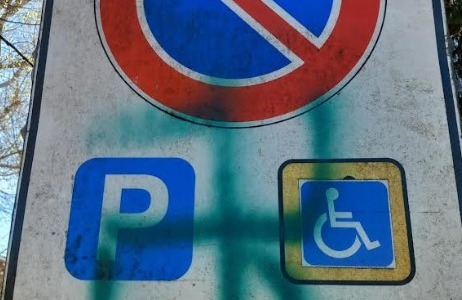 Barbaiana imbrattata con disegni e svastiche: scatta la caccia agli autori