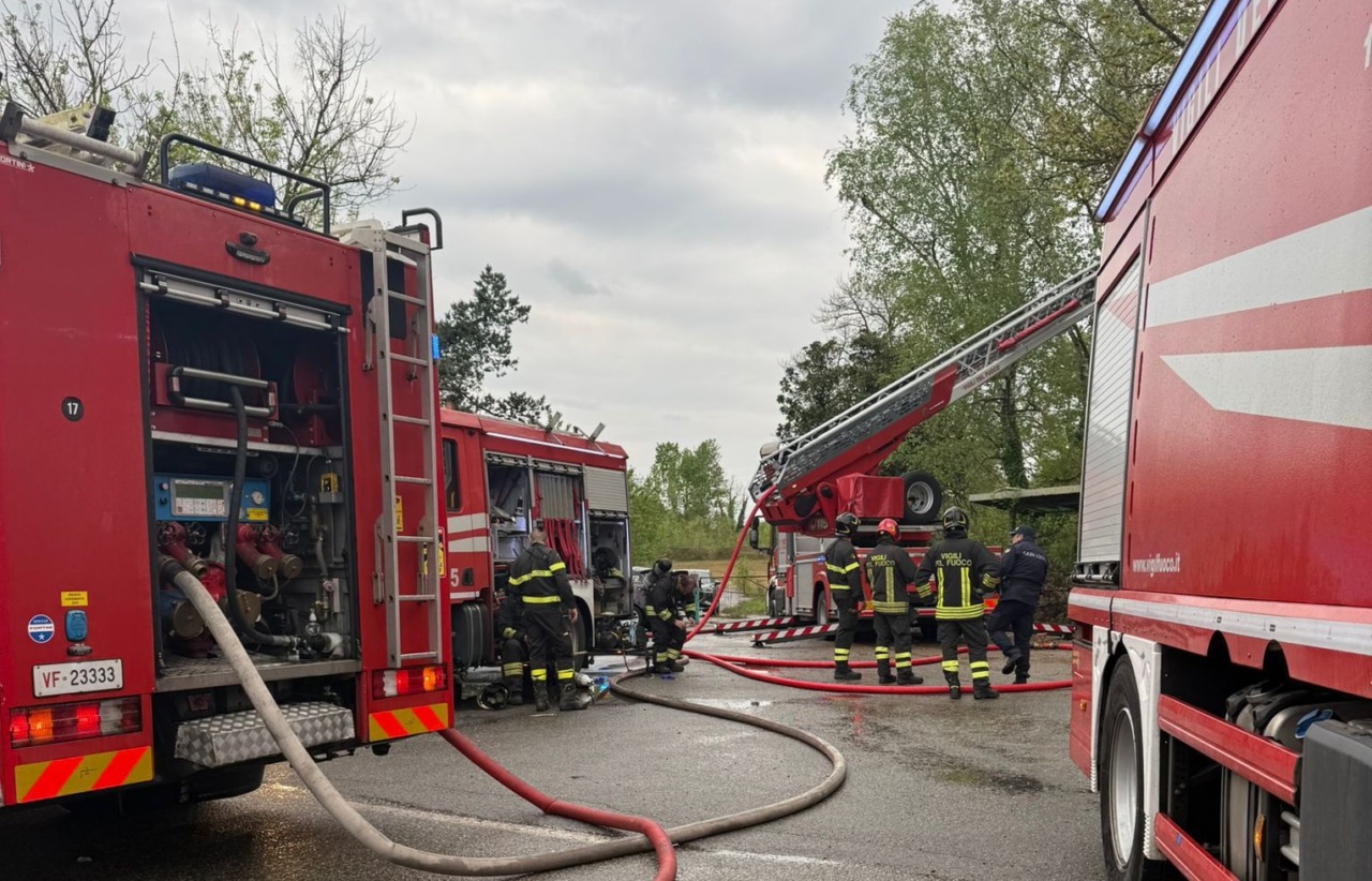 Casa in fiamme, due persone e un cane sul tetto: salvati dai pompieri