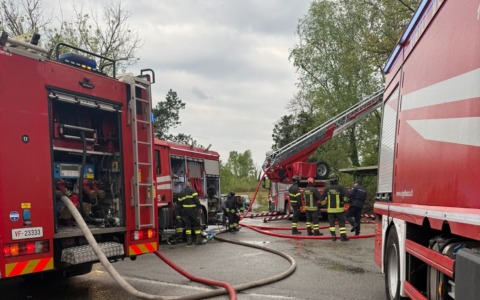 Casa in fiamme, due persone e un cane sul tetto: salvati dai pompieri