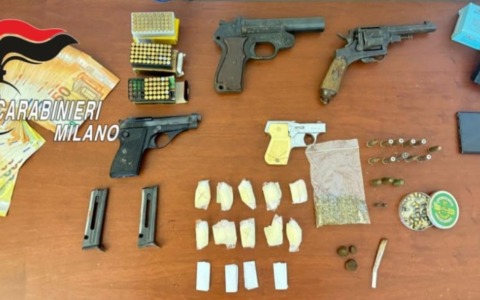 Pistole e droga in casa, arrestato un uomo di 56 anni