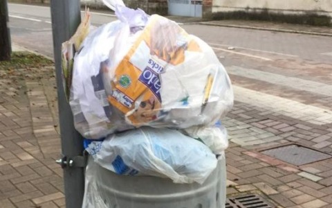 Gettavano i rifiuti di casa nei cestini pubblici, scoperti e sanzionati